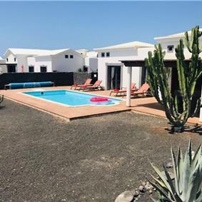 2 Bedroom Villa with Pool in Playa Blanca, Sleeps 4